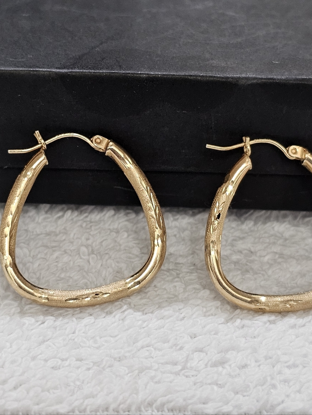 Brushed 10K Gold Earrings Diamond-Cut Design - Picture 7 of 11